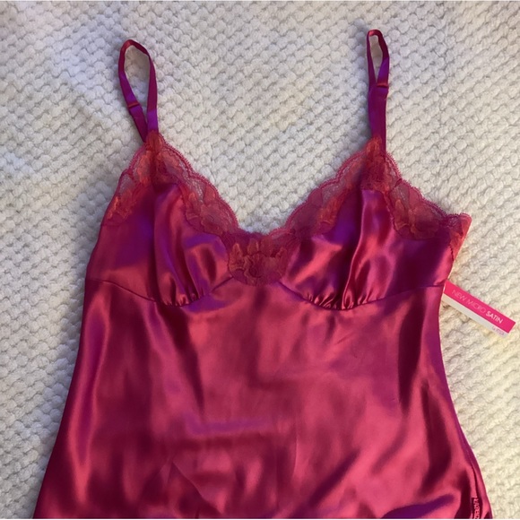 Satin Camisole trimmed with lace - Picture 2 of 3